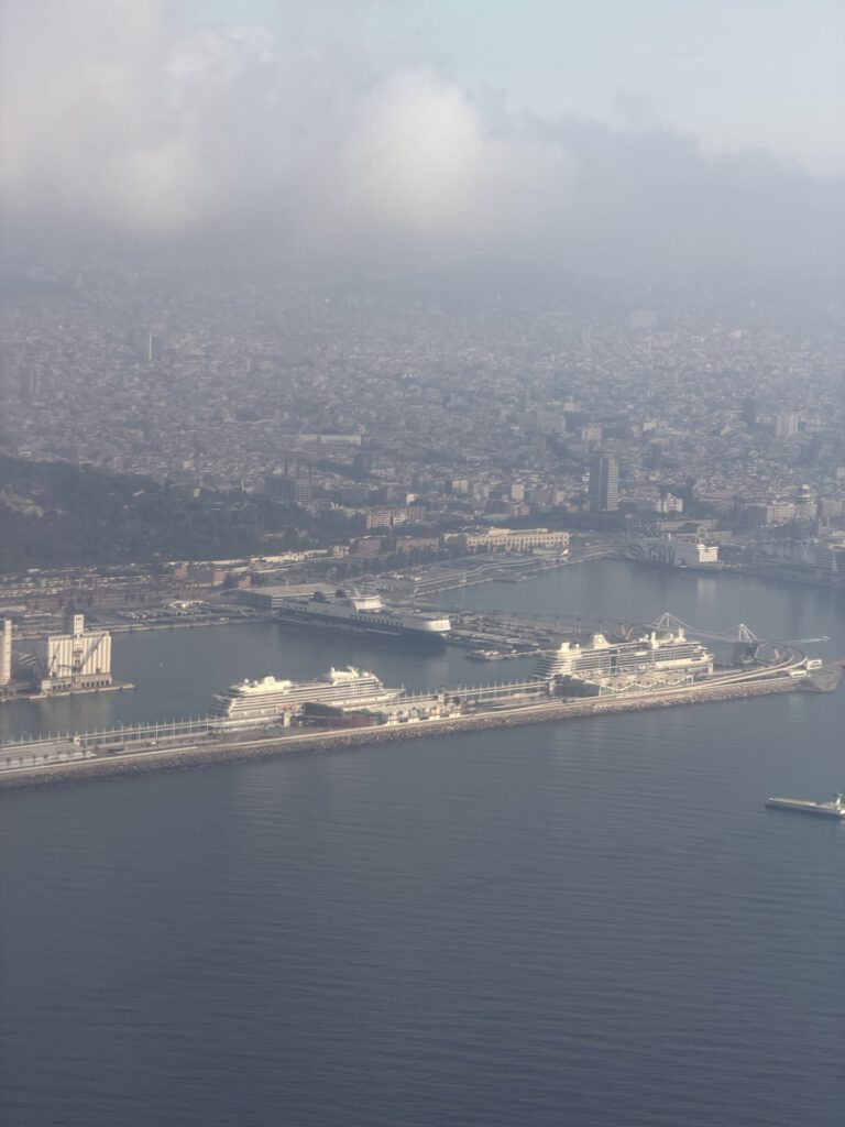 Hafenblick mit Kreuzfahrtschiffen