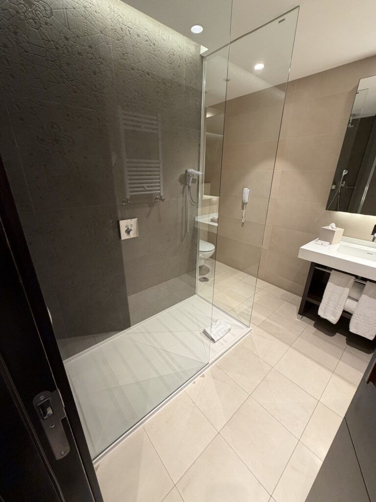 Modernes Bad in der Suite