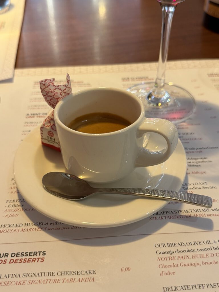 Serviertes Gericht auf dem Tisch