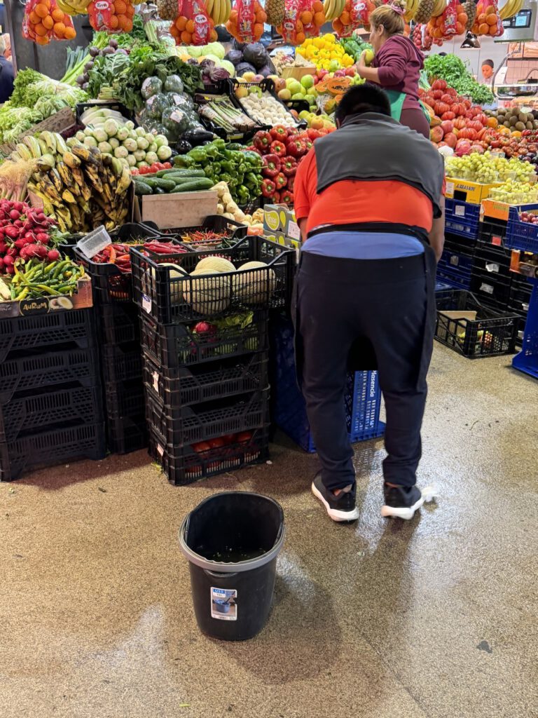 Serviertes Gericht auf dem Tisch