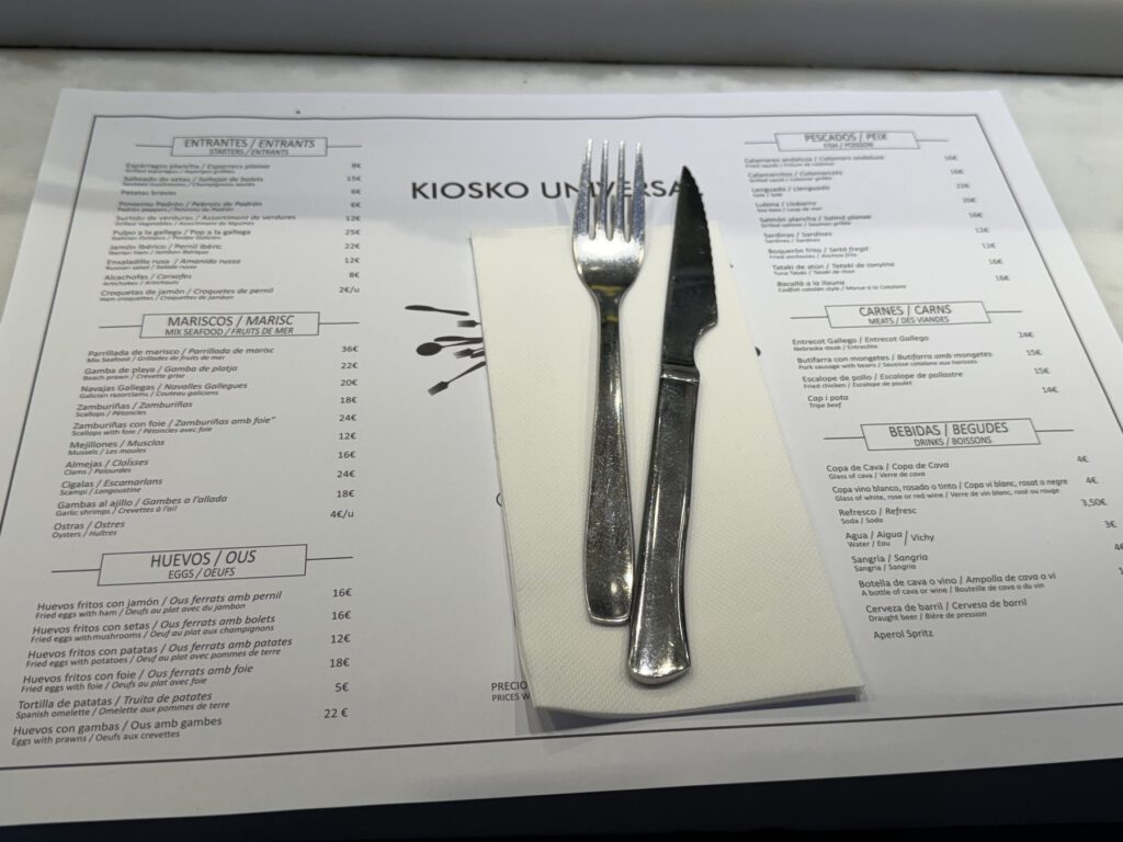 Serviertes Gericht auf dem Tisch