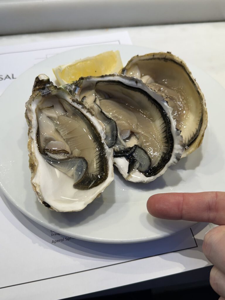 Serviertes Gericht auf dem Tisch