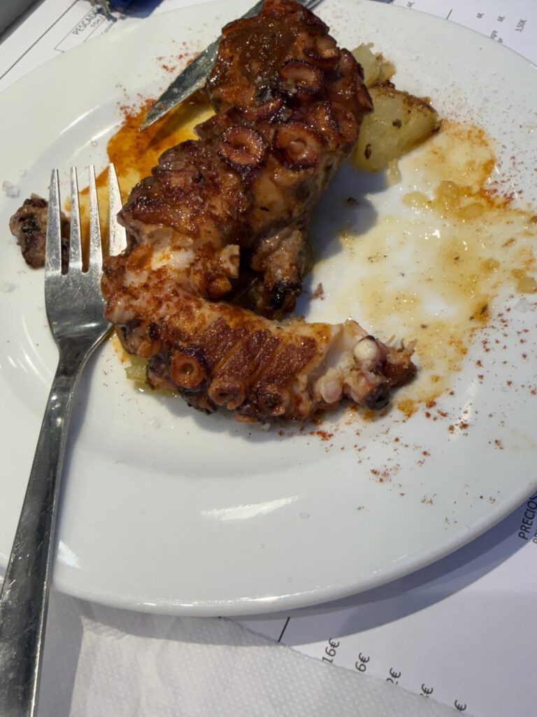 Serviertes Gericht auf dem Tisch
