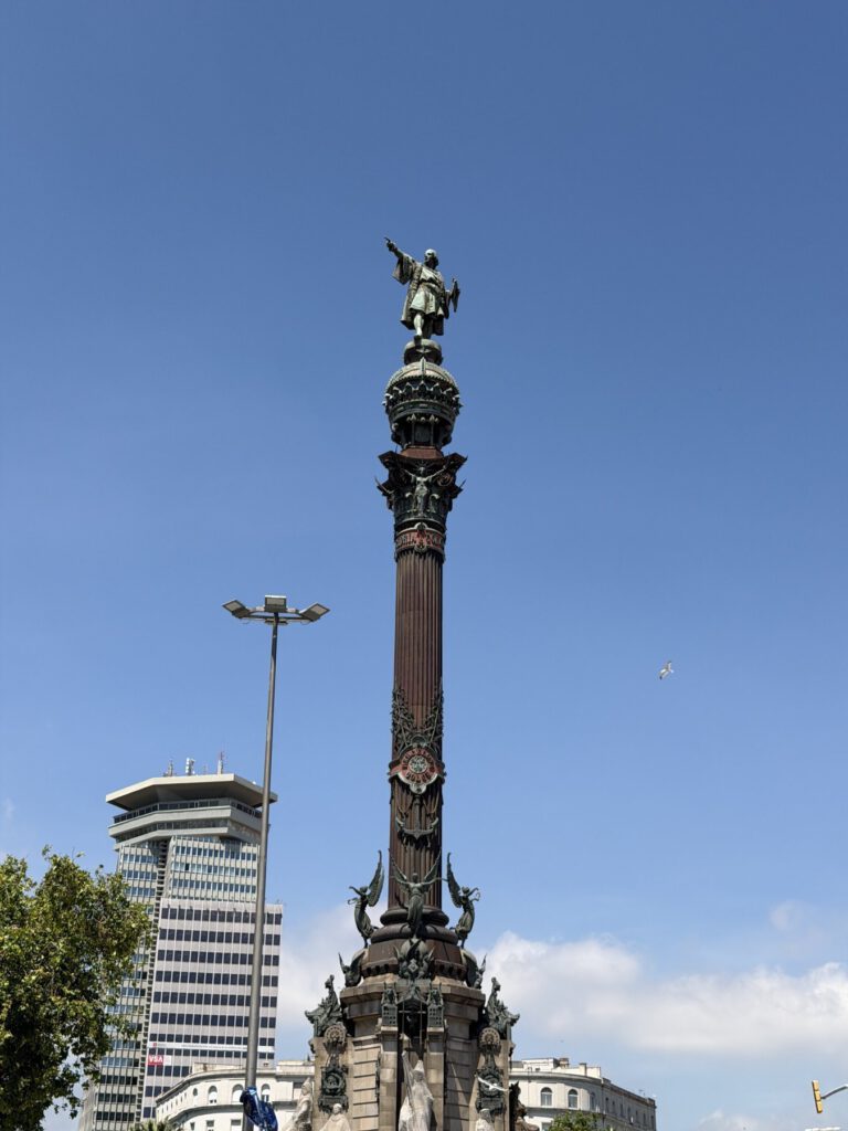 Reiseszene mit zwei Katerfiguren