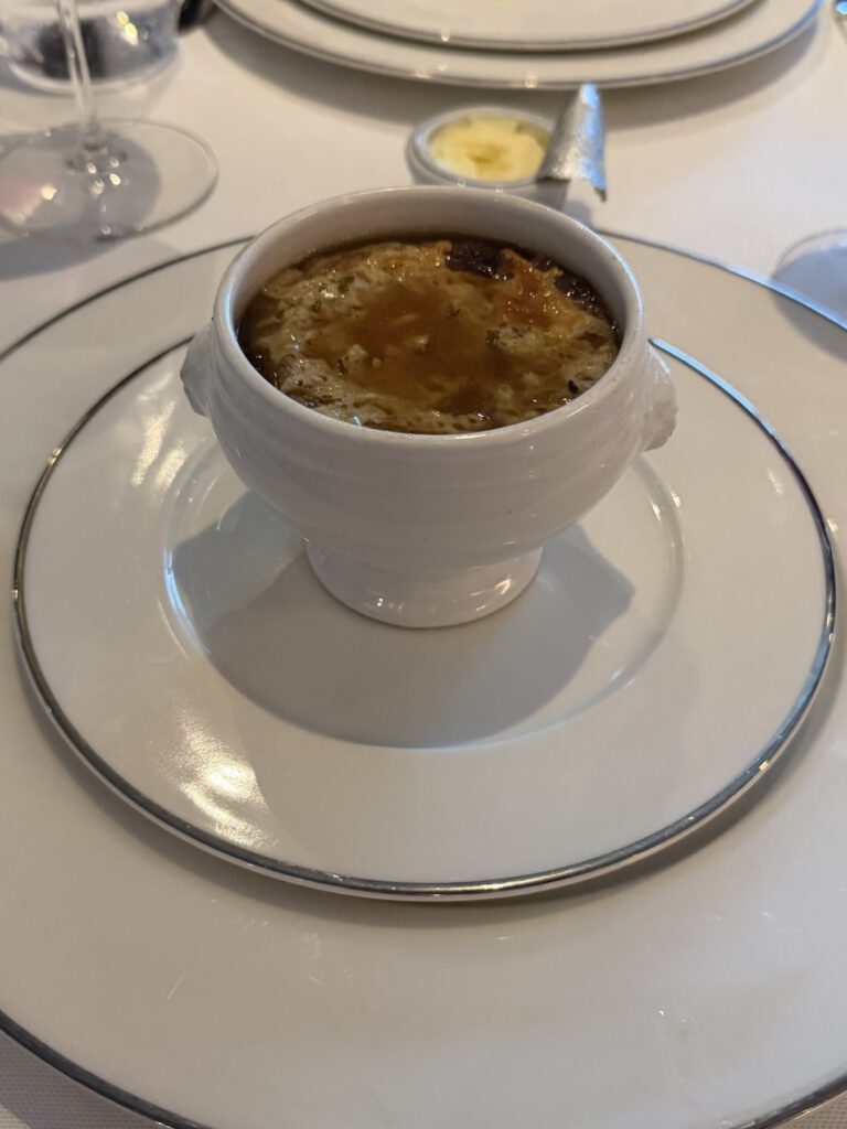 Schale mit Suppe auf dem Tisch