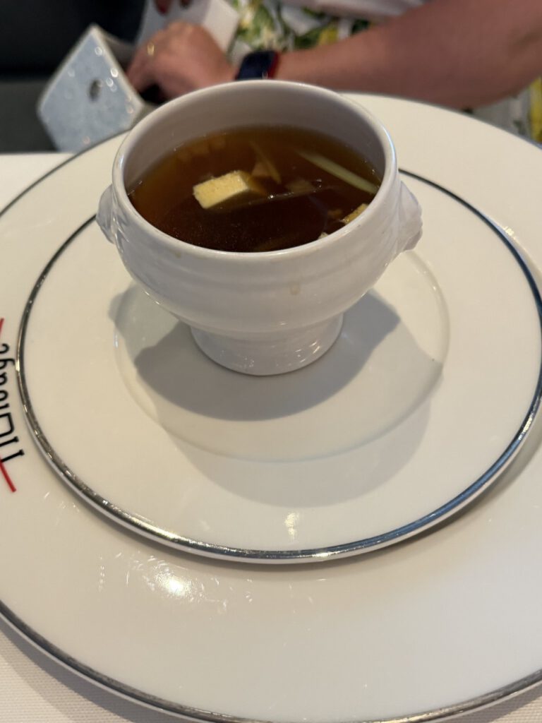 Schale mit Suppe auf dem Tisch