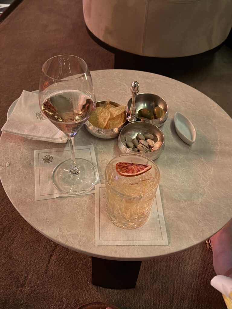 Serviertes Gericht auf dem Tisch