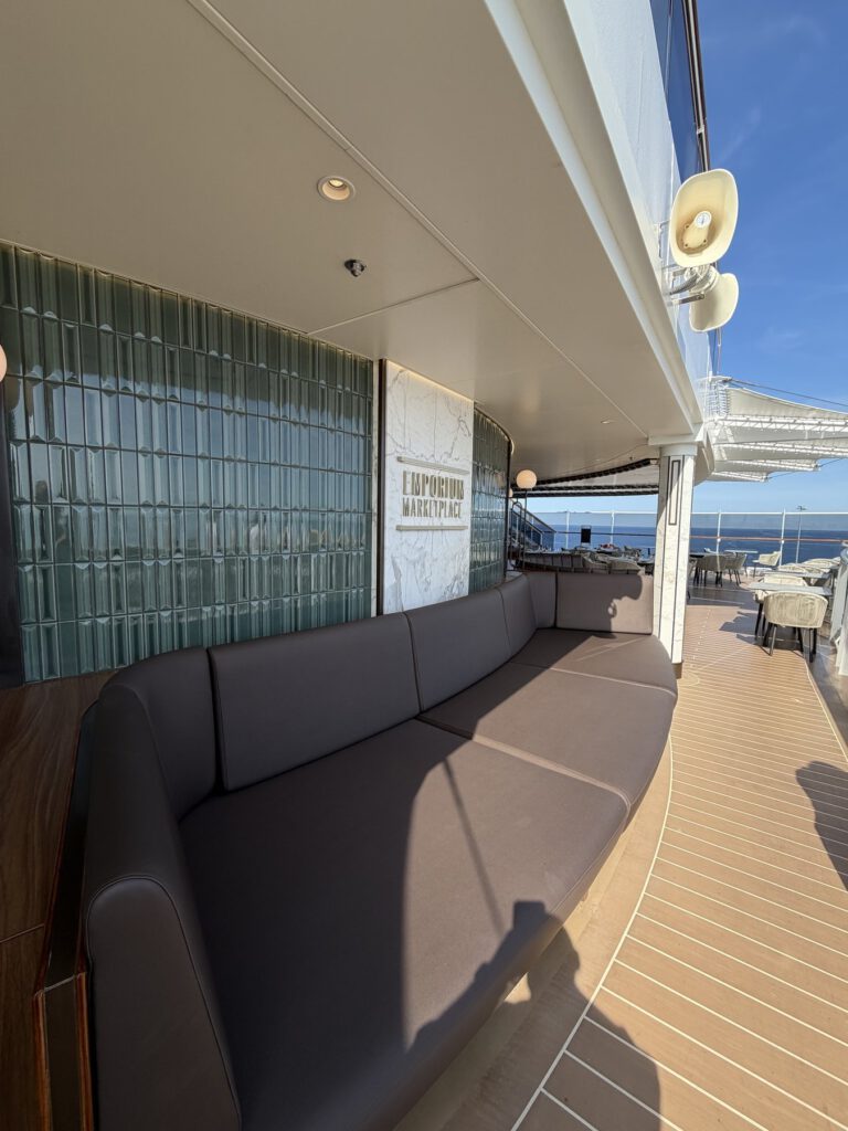 Kreuzfahrtschiff am Wasser