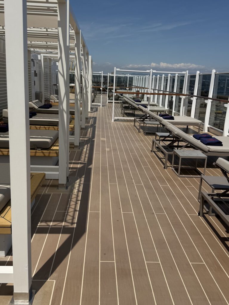 Hafenblick mit Kreuzfahrtschiffen