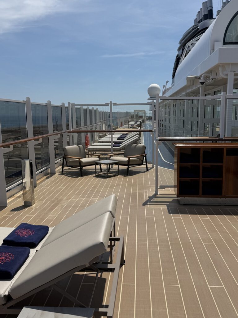 Kreuzfahrtschiff am Wasser