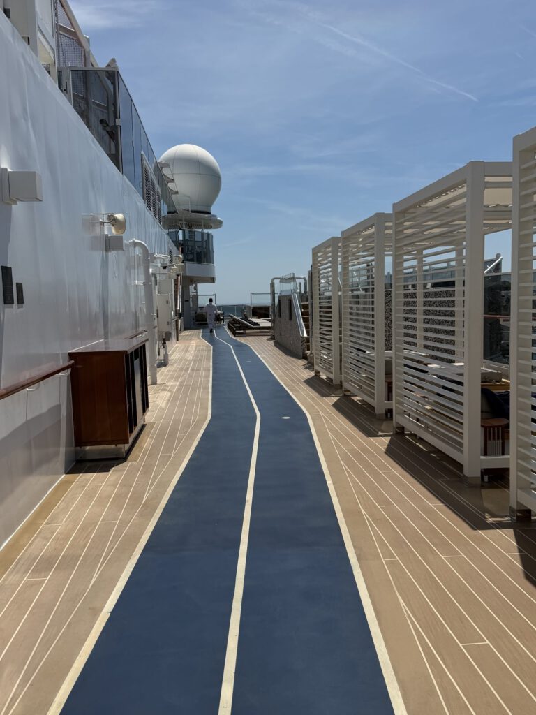 Hafenblick mit Kreuzfahrtschiffen