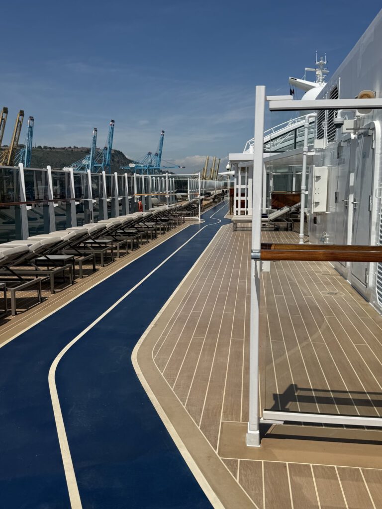 Hafenblick mit Kreuzfahrtschiffen