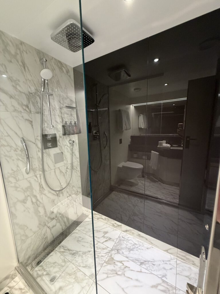 Modernes Bad in der Suite