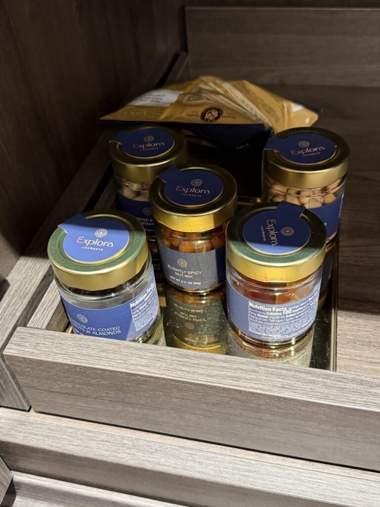 Gefüllter Kühlschrank in der Kabine