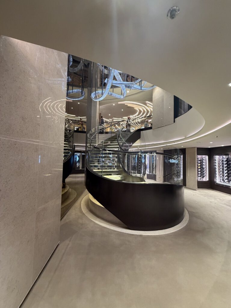 Treppen und Ebenenbereich im Schiff