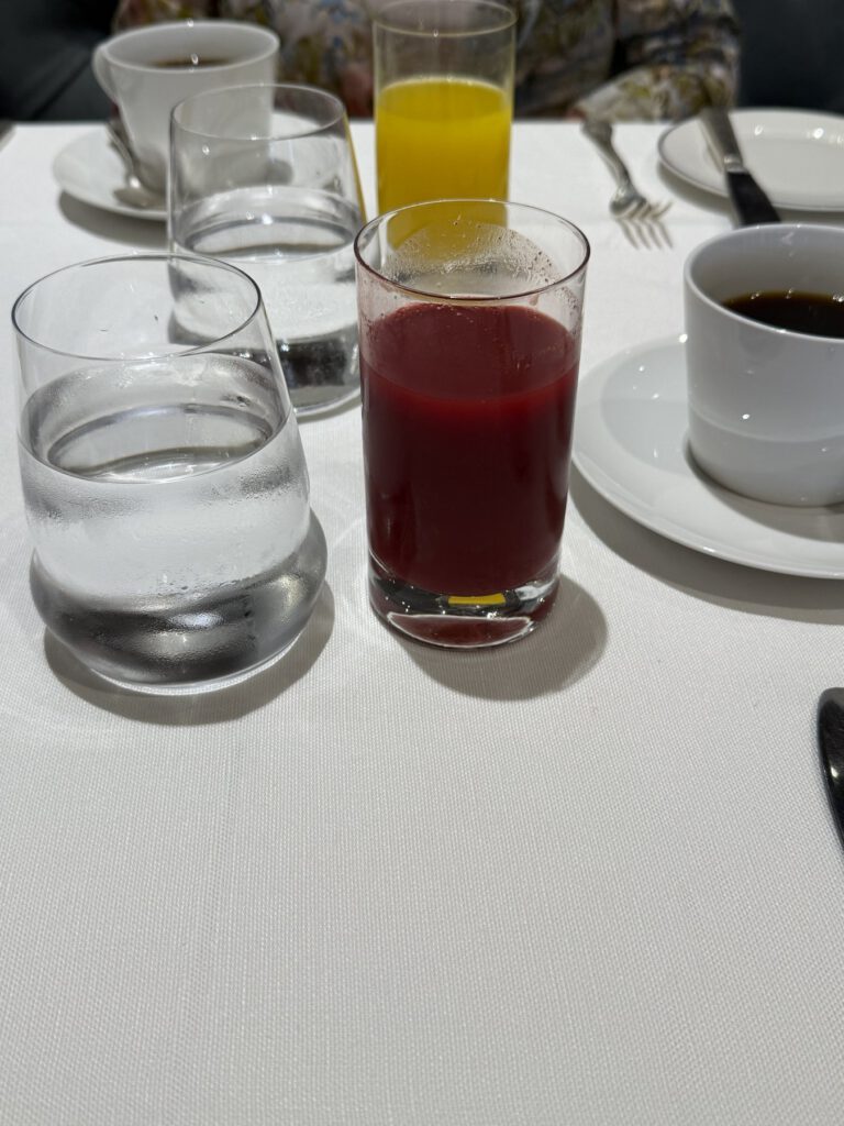 Serviertes Gericht auf dem Tisch