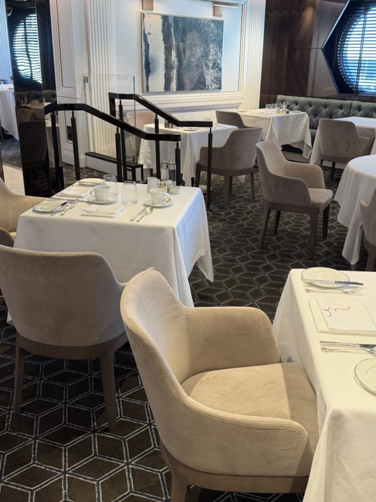 Serviertes Gericht auf dem Tisch