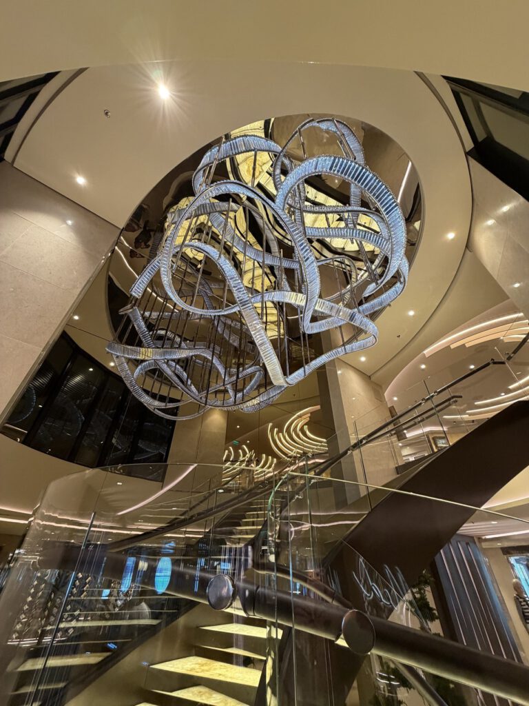 Treppen und Ebenenbereich im Schiff
