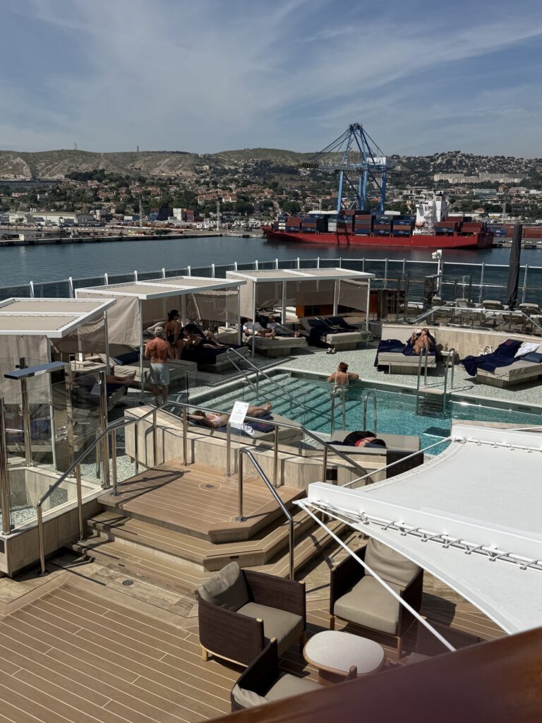 Hafenblick mit Kreuzfahrtschiffen