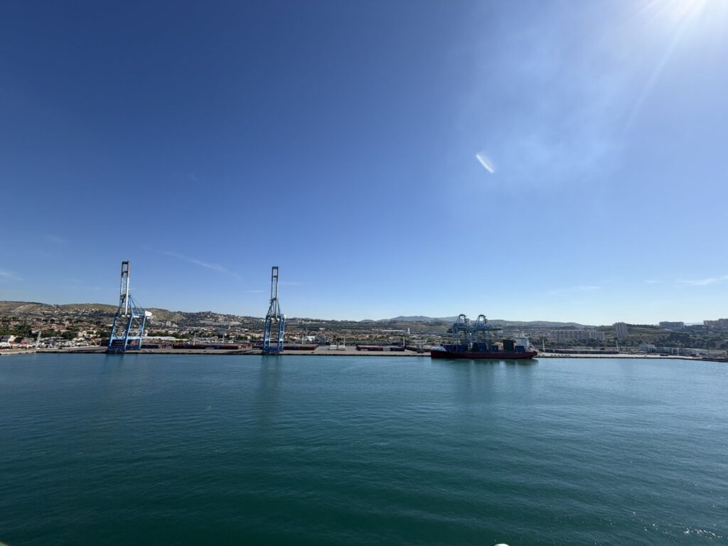 Hafenblick mit Kreuzfahrtschiffen