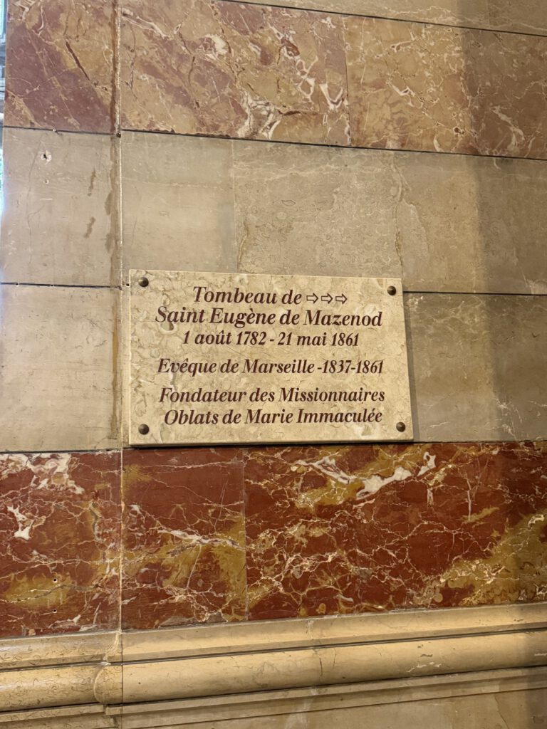 Serviertes Gericht auf dem Tisch