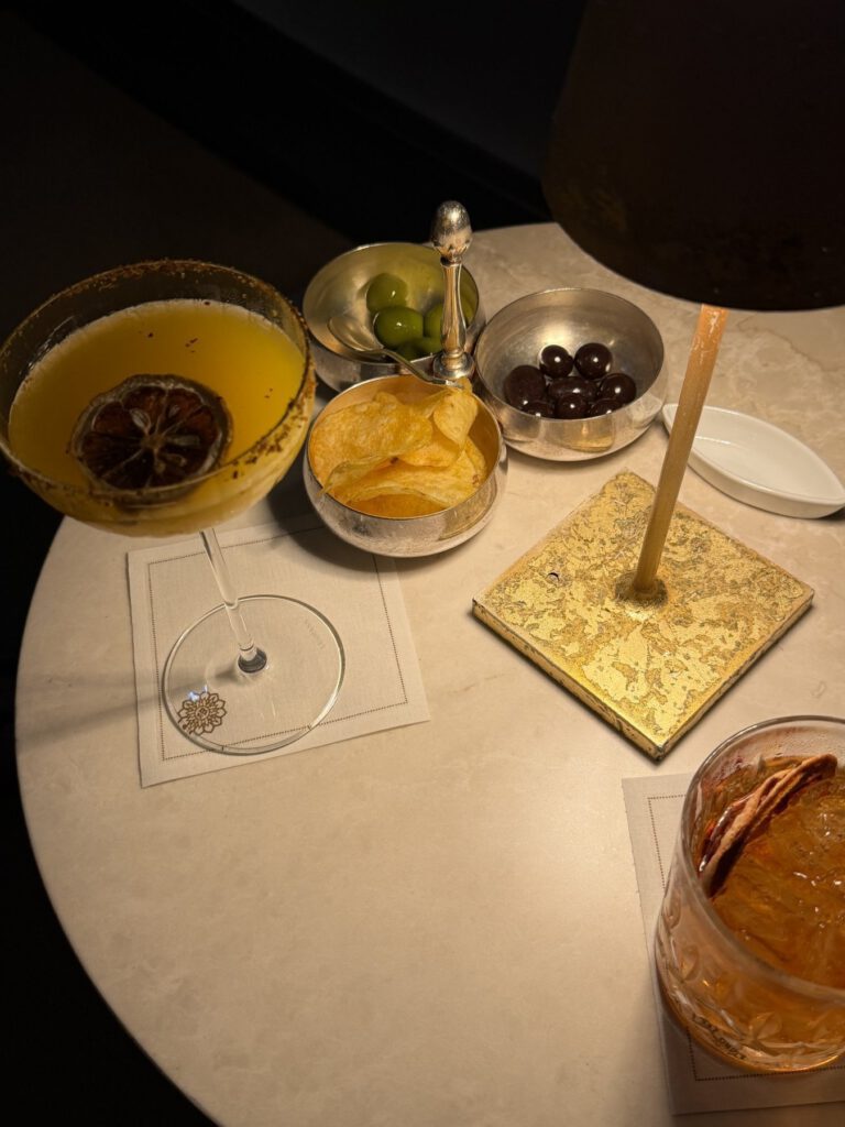 Serviertes Gericht auf dem Tisch