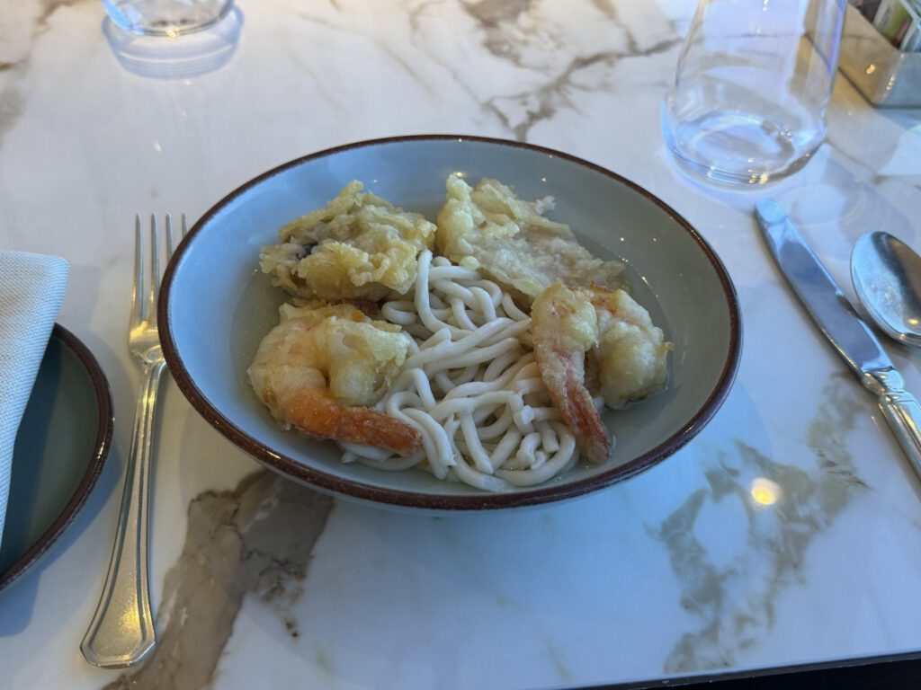 Schale mit Suppe auf dem Tisch