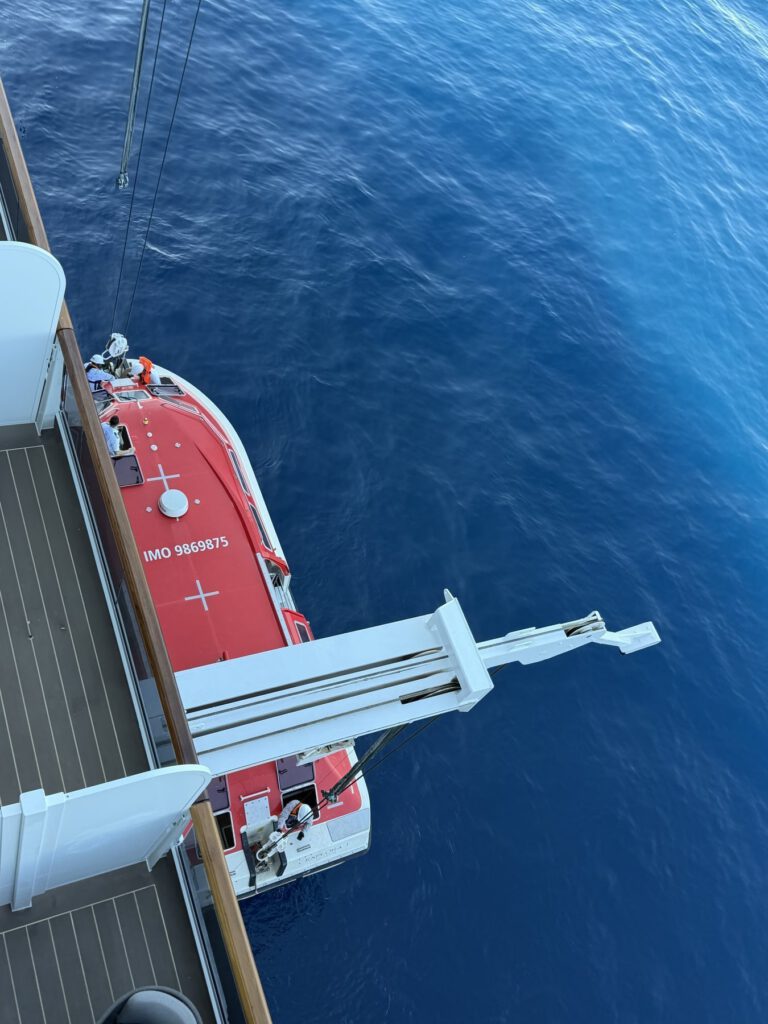 Kreuzfahrtschiff am Wasser