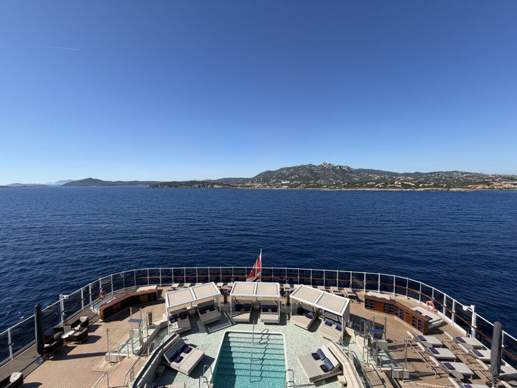 Kreuzfahrtschiff am Wasser