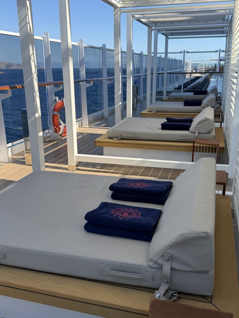 Hafenblick mit Kreuzfahrtschiffen
