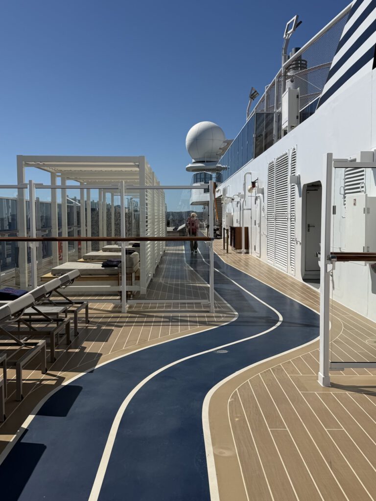 Hafenblick mit Kreuzfahrtschiffen