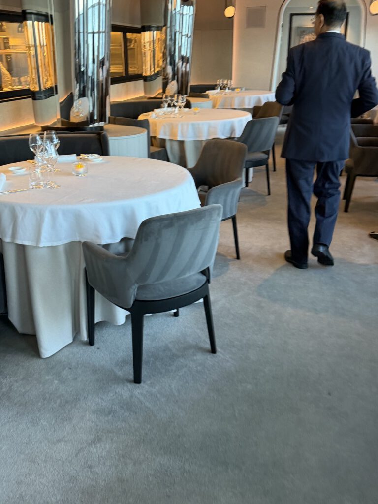 Serviertes Gericht auf dem Tisch