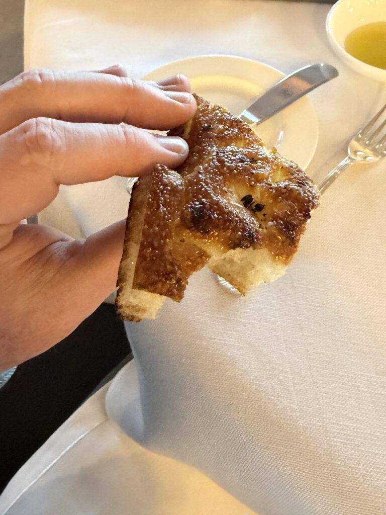 Schale mit Suppe auf dem Tisch