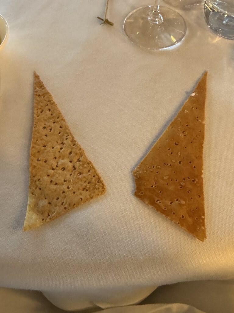 Serviertes Gericht auf dem Tisch