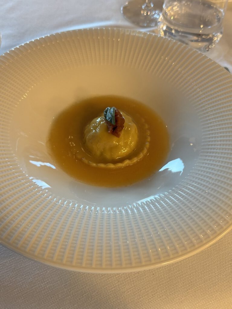 Schale mit Suppe auf dem Tisch