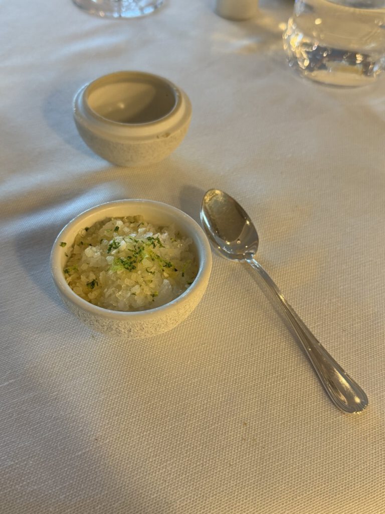 Serviertes Gericht auf dem Tisch