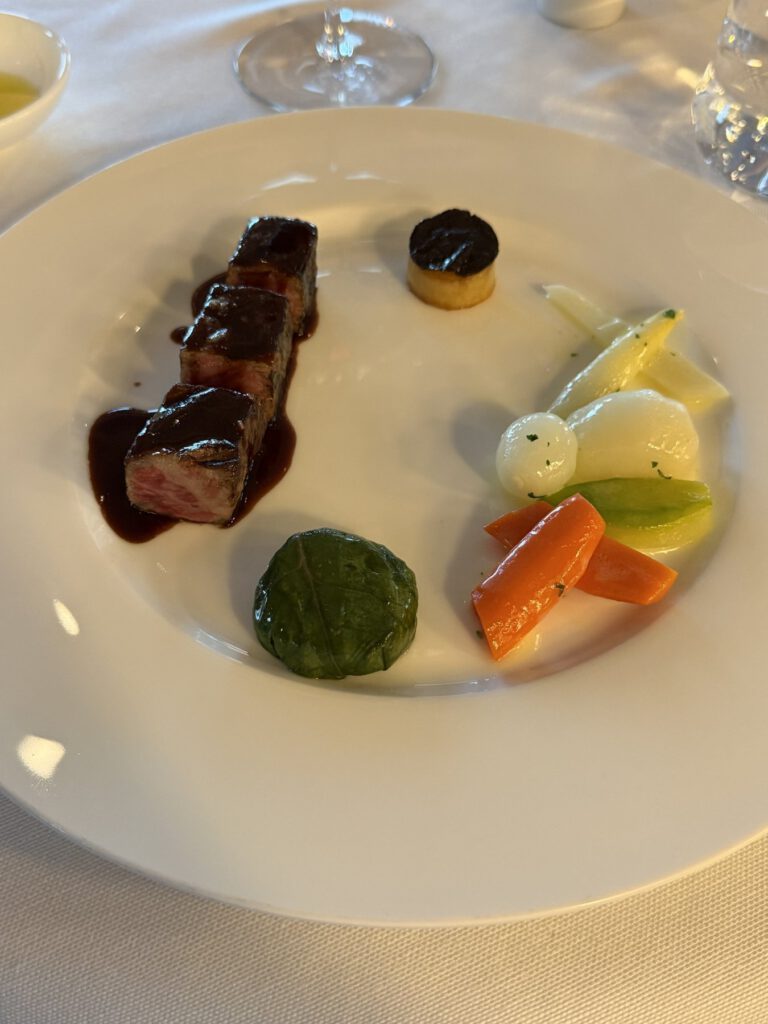 Schale mit Suppe auf dem Tisch