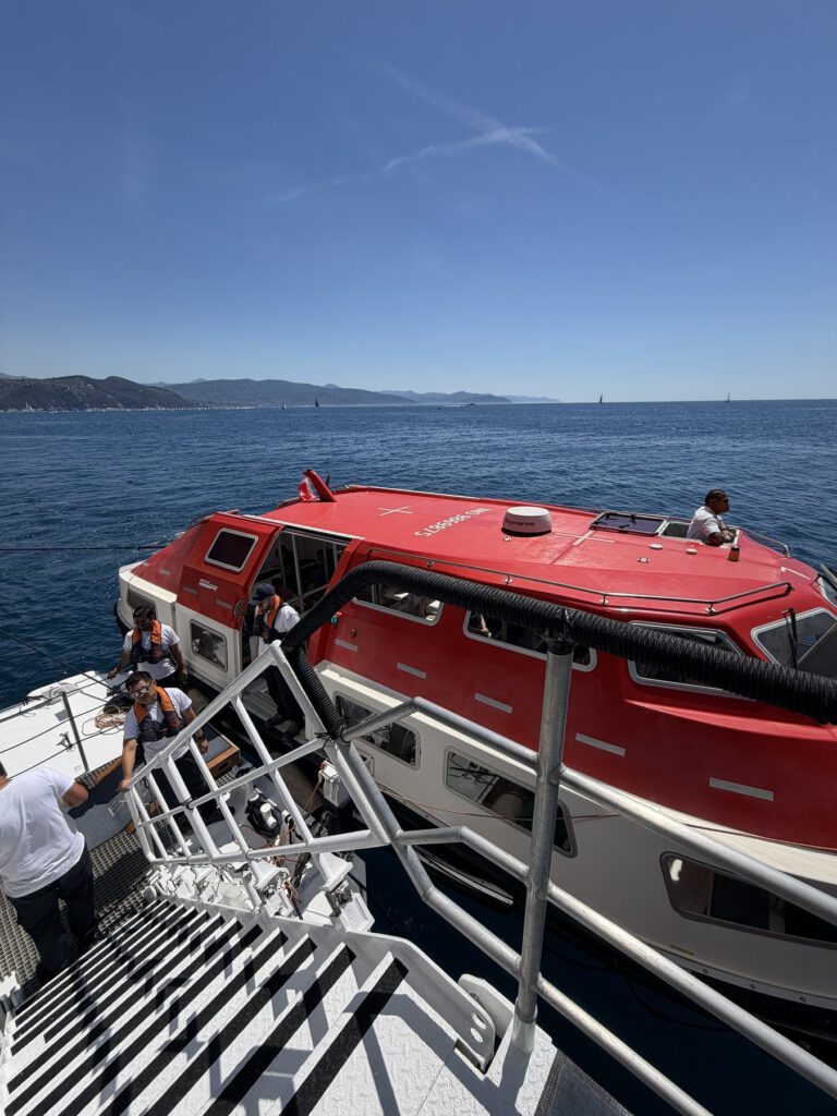Hafenblick mit Kreuzfahrtschiffen