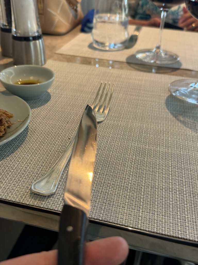 Serviertes Gericht auf dem Tisch