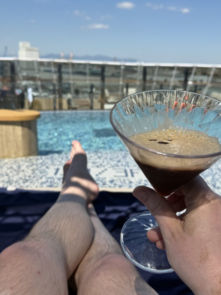 Serviertes Gericht auf dem Tisch