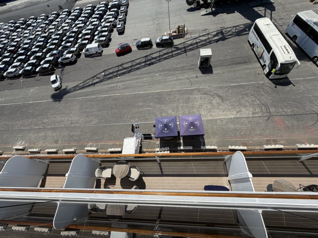 Hafenblick mit Kreuzfahrtschiffen