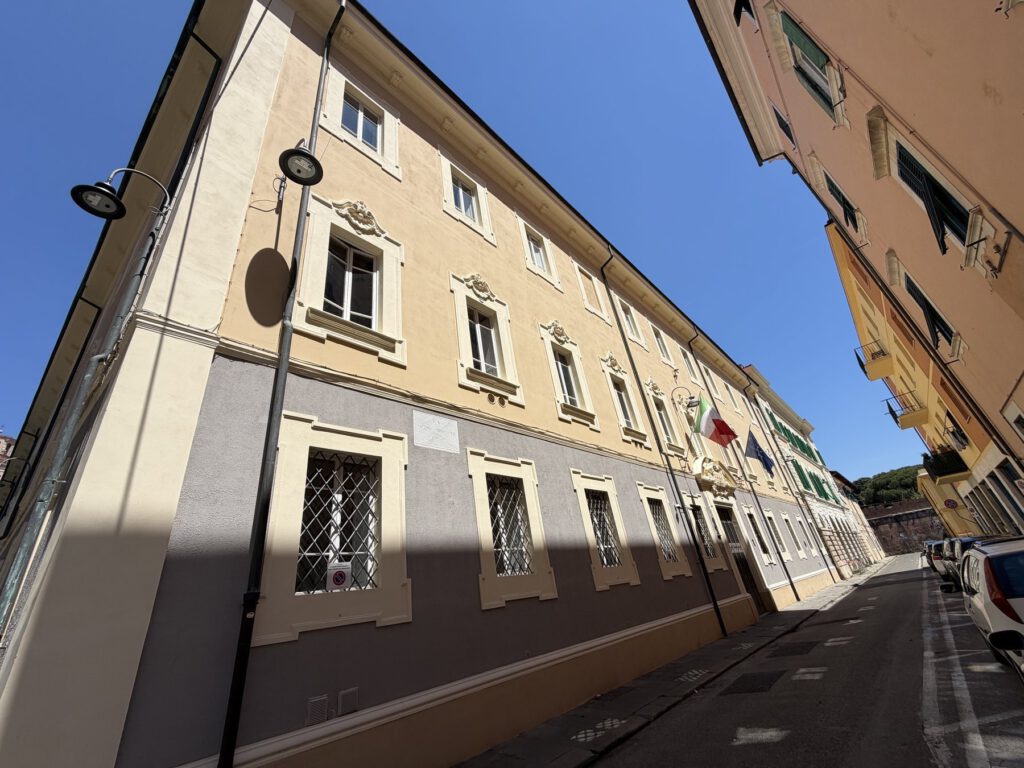 Reiseszene mit zwei Katerfiguren