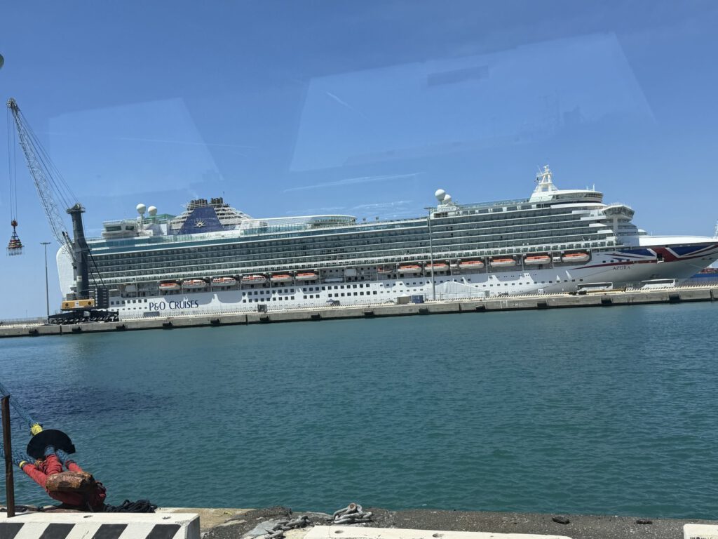 Hafenblick mit Kreuzfahrtschiffen