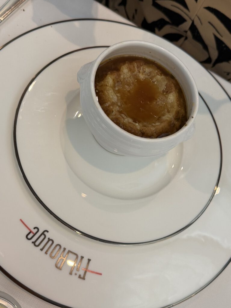 Schale mit Suppe auf dem Tisch