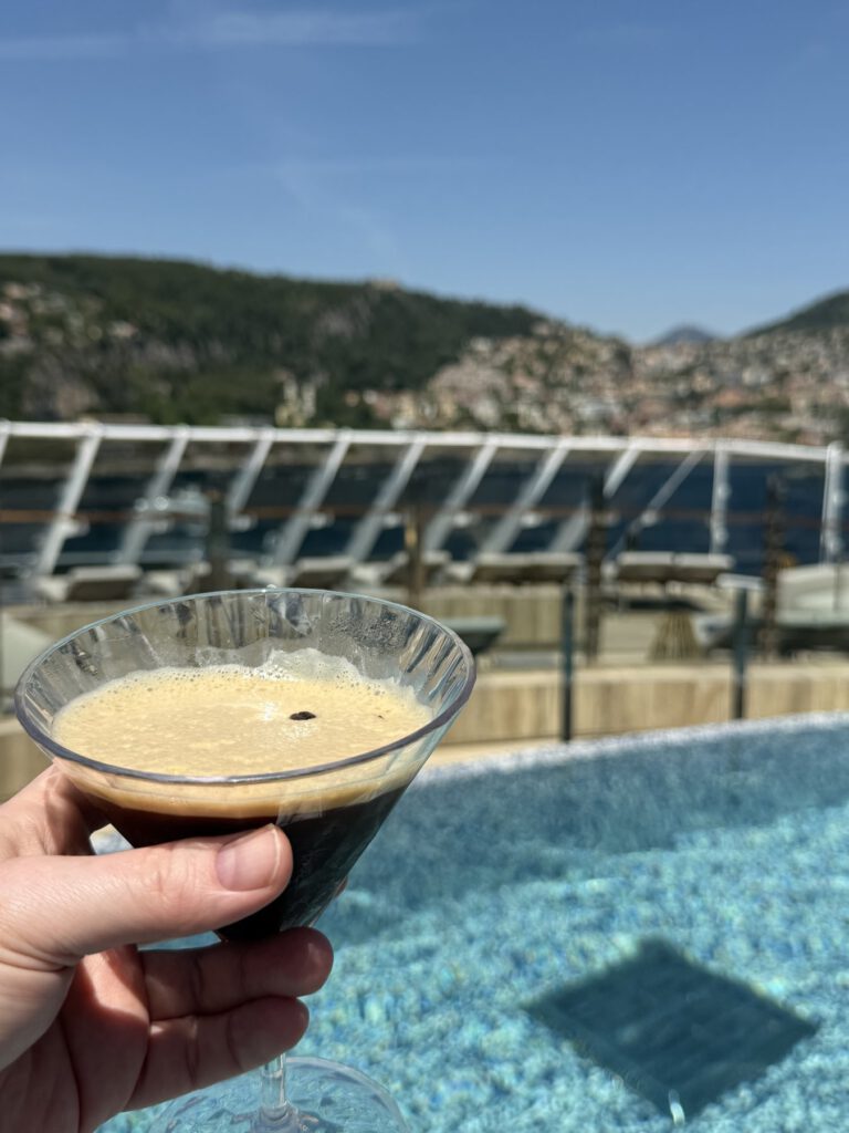 Hafenblick mit Kreuzfahrtschiffen