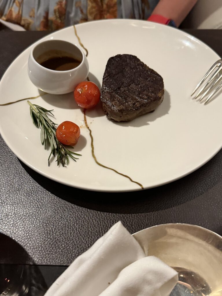 Serviertes Gericht auf dem Tisch