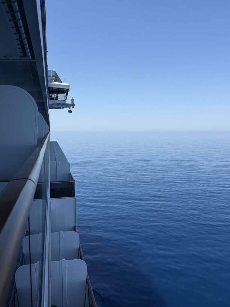 Hafenblick mit Kreuzfahrtschiffen
