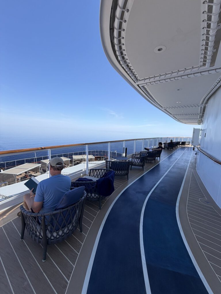 Kreuzfahrtschiff am Wasser