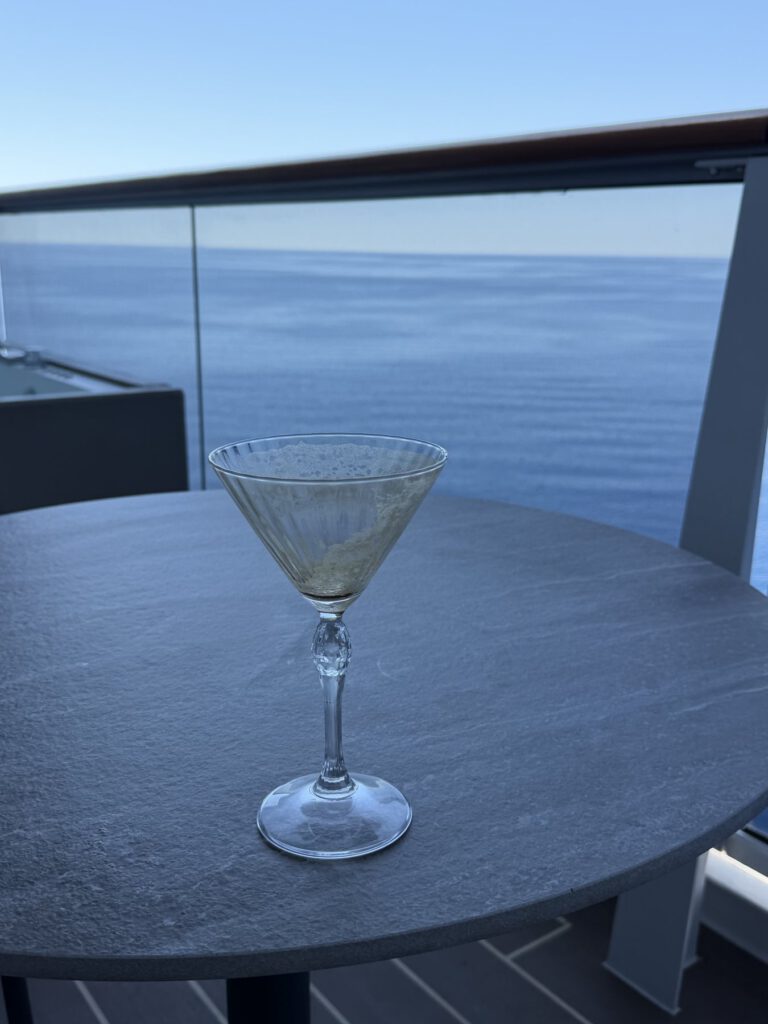 Kreuzfahrtschiff am Wasser
