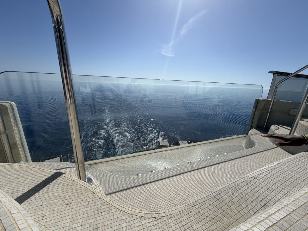 Hafenblick mit Kreuzfahrtschiffen